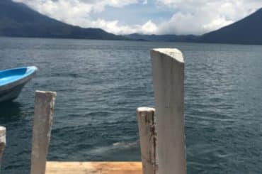 Vista de los volcanes Tolimán y Atitlán en el lago de Atitlán, un destino turístico presentado en el documental de Netflix - Documental de Netflix sobre Guatemala