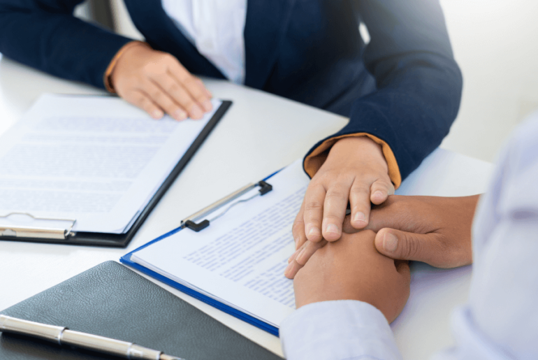 Abogado pro-bono dandole la mano al cliente