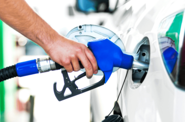 Persona bombeando gasolina