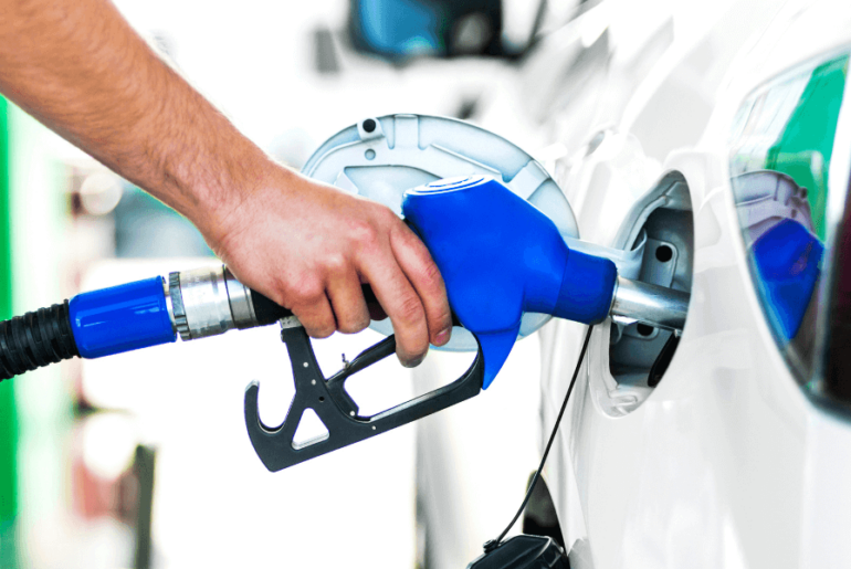 Persona bombeando gasolina