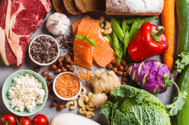 Alimentos coloridos y saludables como carne, verduras y granos - ¿Puedo solicitar cupones de alimentos?
