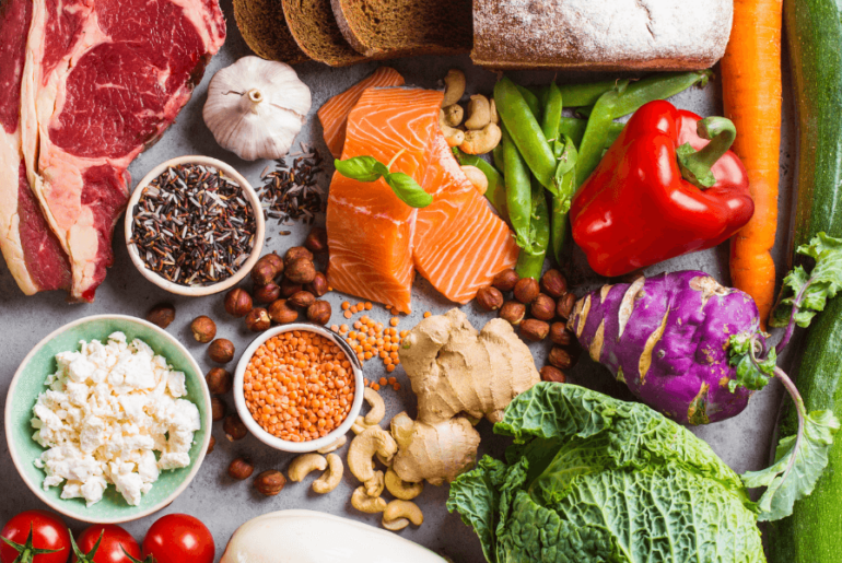 Alimentos coloridos y saludables como carne, verduras y granos - ¿Puedo solicitar cupones de alimentos?