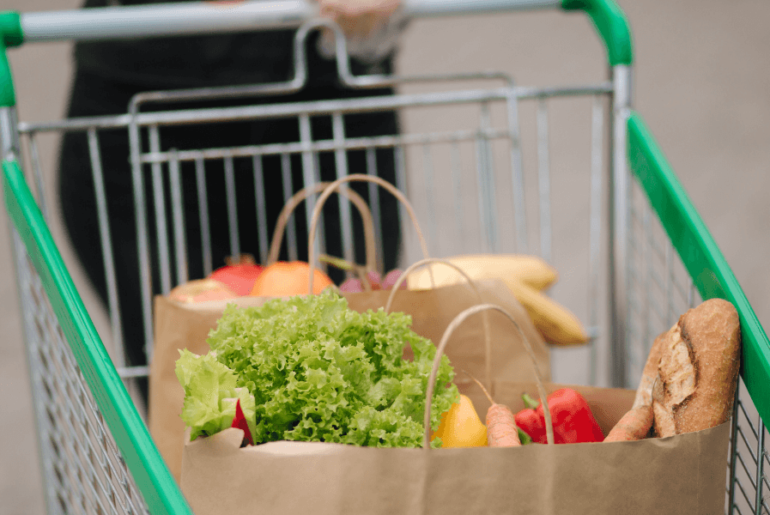 Comestibles en el carrito de compras - Beneficios de P-EBT de Verano