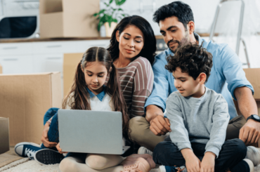 Familia revisando información en su laptop - Servicio de Internet de Bajo Costo
