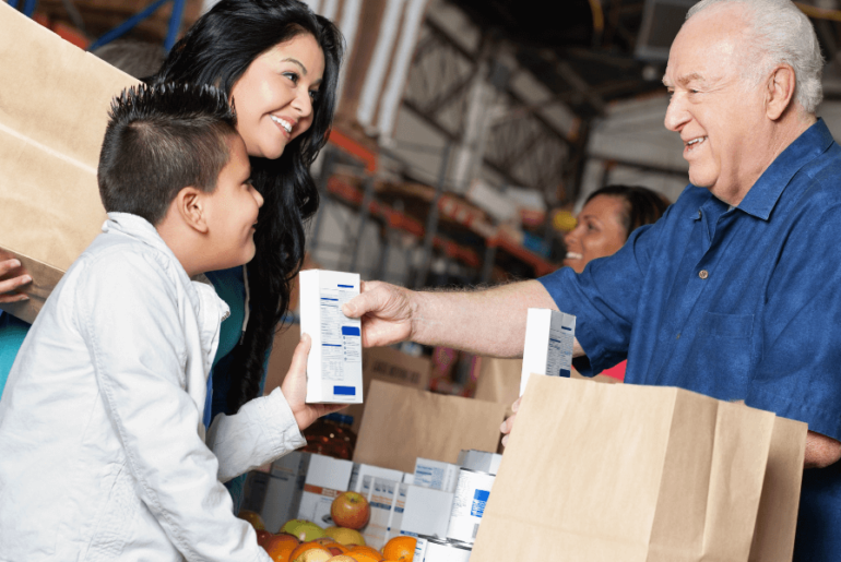 Niño y madre donando comida en una despensa - Encuentra comida sin cargo
