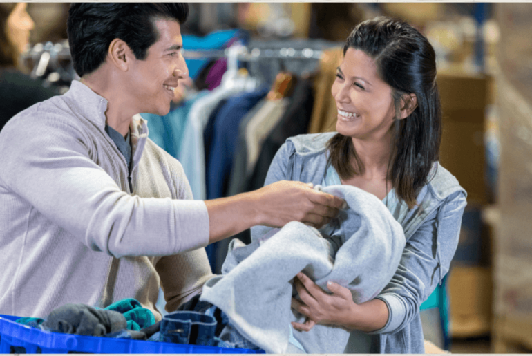 Repartiendo ropa de invierno -Ropa de invierno abrigadora sin costo