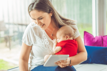 madre y bebé buscando información - Ayuda para madres en Estados Unidos