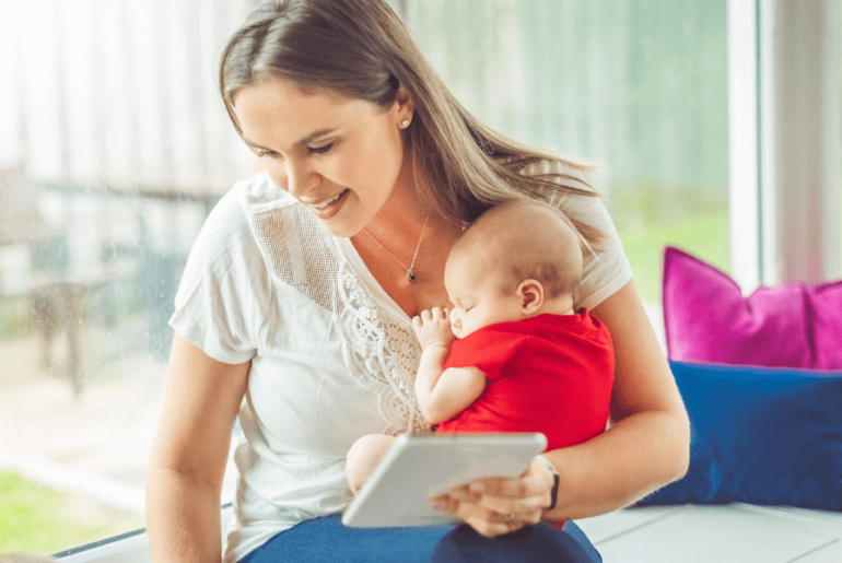 madre y bebé buscando información - Ayuda para madres en Estados Unidos