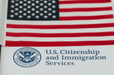 Sello y bandera de inmigración de los Estados Unidos - Los inmigrantes deben evitar estos errores