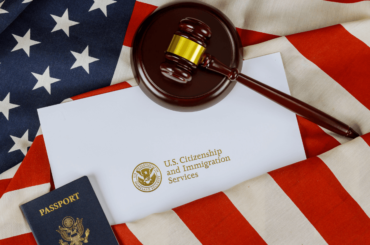 Sobre con información de la oficina del Servicio de Ciudadanía e Inmigración USCIS - Verifica el estatus de tu caso migratorio