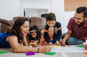 Familia latina jugando con los niños - Cambios en la carga publica
