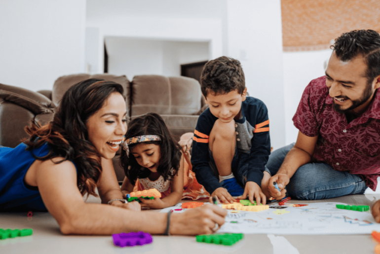 Familia latina jugando con los niños - Cambios en la carga publica