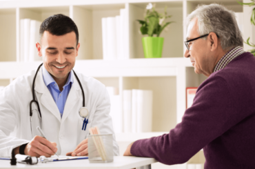Doctor y paciente conversando - Clínicas de salud gratis o de bajo costo