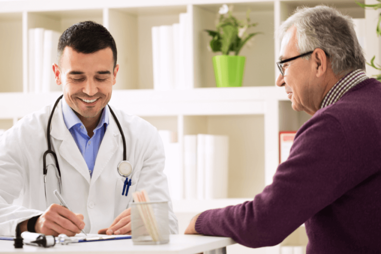 Doctor y paciente conversando - Clínicas de salud gratis o de bajo costo
