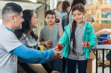 Distribución de comida en banco de alimentos - Comida GRATIS en California