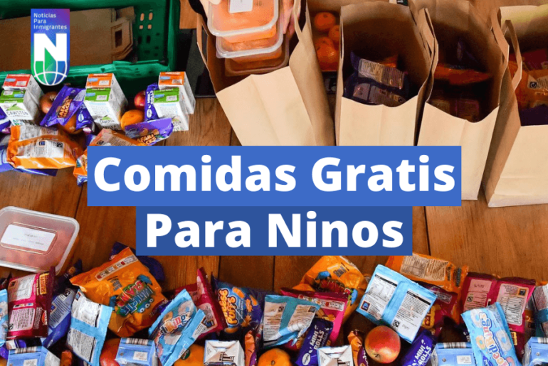 Voluntario empacando comidas gratis para niños