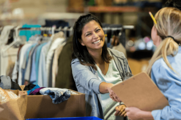 Voluntarios felices en recolección de ropa - Consigue ropa gratis