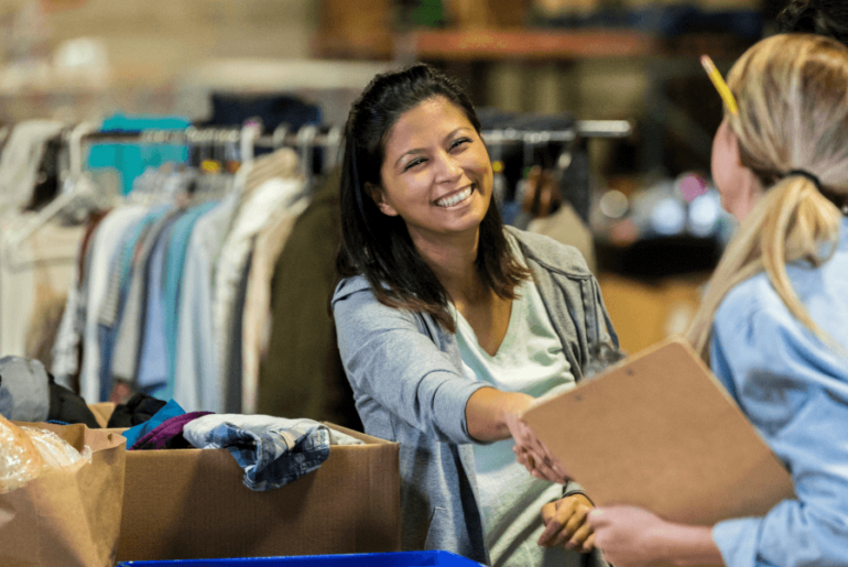 Voluntarios felices en recolección de ropa - Consigue ropa gratis