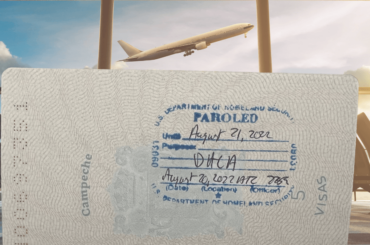 Vista desde la terminal del aeropuerto y pasaporte con estampilla