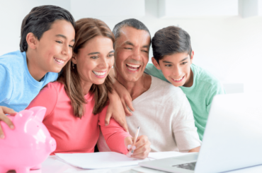 Familia ahorrando dinero en una alcancía - Ley de Reducción de Inflación