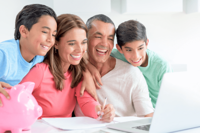 Familia ahorrando dinero en una alcancía - Ley de Reducción de Inflación