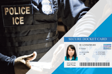 Agente de ICE inspeccionando un documento - Nueva tarjeta de ID para inmigrantes