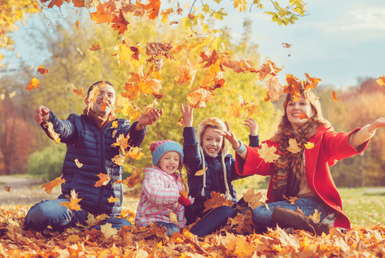 familia jugando al aire libre en otoño - Prepárate para el otoño y el invierno