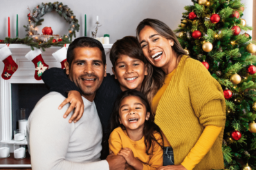Familia hispana celebrando la Navidad - Divertida y económica Navidad 2022