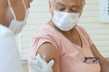 Mujer vacunandose - Vacunas contra la gripe gratis