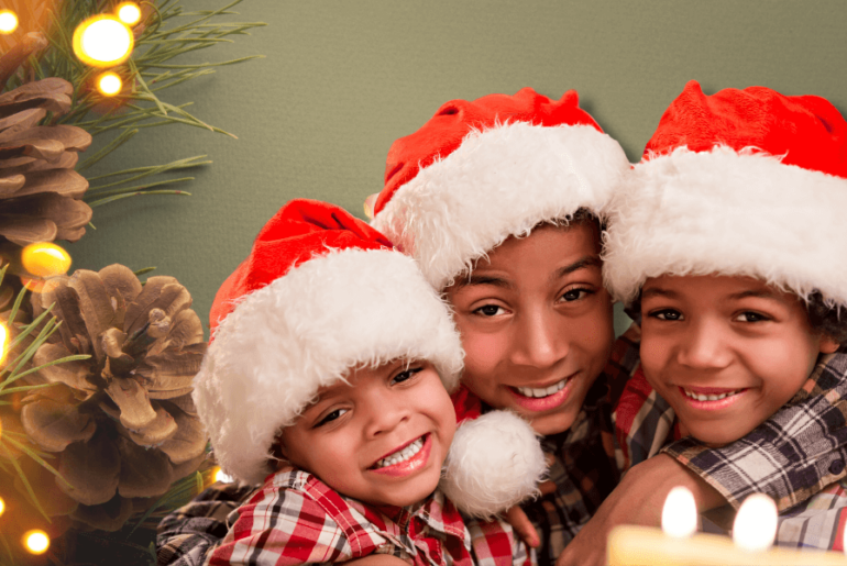 Three Kids in Christmass Hat- Ayuda gratis en esta Navidad 2022
