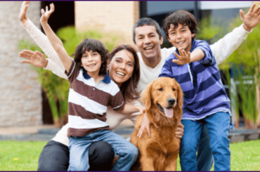Familia hispana y perro - Comida gratis para mascotas