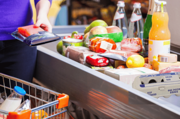 Mujer comprando comida en el supermercado - Encuentra comida y huevos baratos