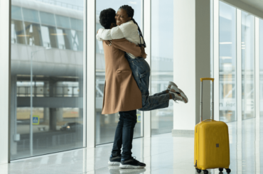 Pareja abrazándose en aeropuerto - Visa K1 de Prometido