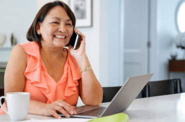 Mujer hispana hablando por teléfono - Internet y telefonía gratis