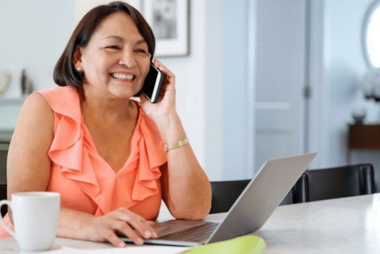 Mujer hispana hablando por teléfono - Internet y telefonía gratis