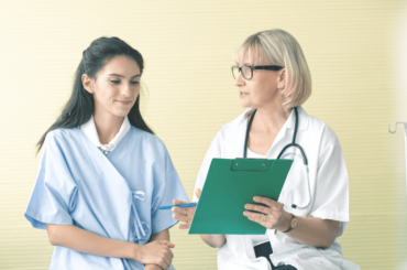 Asistencia Médica Gratuita - La doctora le explica a la paciente su diagnostico
