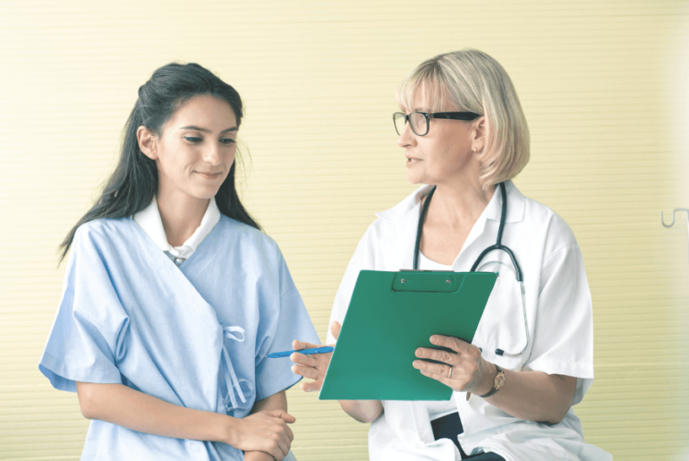 Asistencia Médica Gratuita - La doctora le explica a la paciente su diagnostico