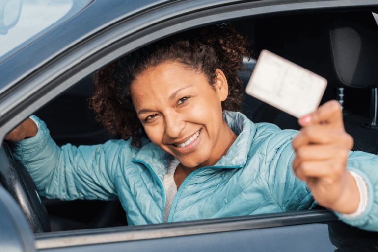 Mujer hispana con licencia de conducir - Licencias para inmigrantes