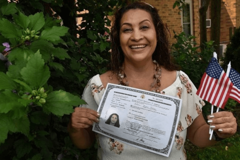 Mujer sosteniendo un certificado de naturalización - Recursos para examen de ciudadanía