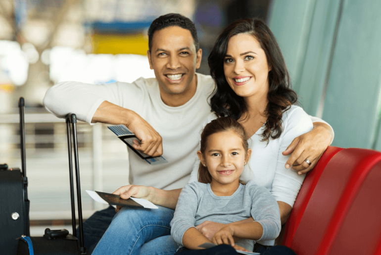 Familia esperando para abordar su vuelo - Viajar sin papeles en EE. UU.