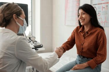 Paciente-hispana-en-una-clínica-médica - Seguro médico para Dreamers