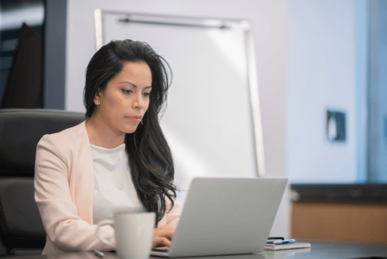 Mujer latina trabjando en su computador - Compañías que contratan latinos