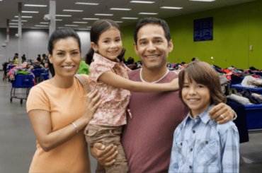 Ropa barata por libra - Familia hispana feliz