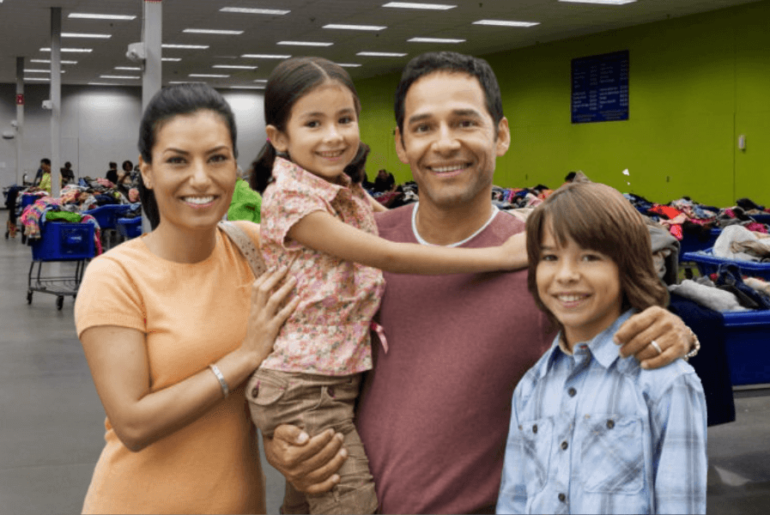 Ropa barata por libra - Familia hispana feliz