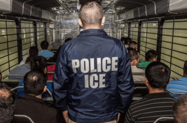 Agente de ICE en un autobús - estados anti-inmigrantes