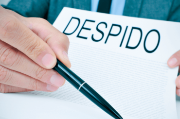 Documento con texto despido en español - Denuncia por despido injusto EE. UU