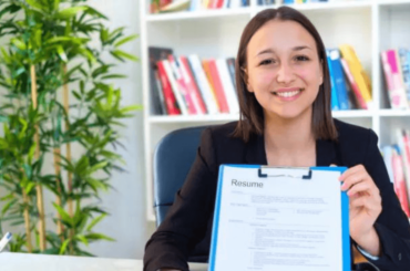 Mujer sosteniendo su currículum - Cómo crear un currículum efectivo