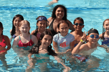 Niños divirtiéndose en el campamento de verano - campamentos de verano