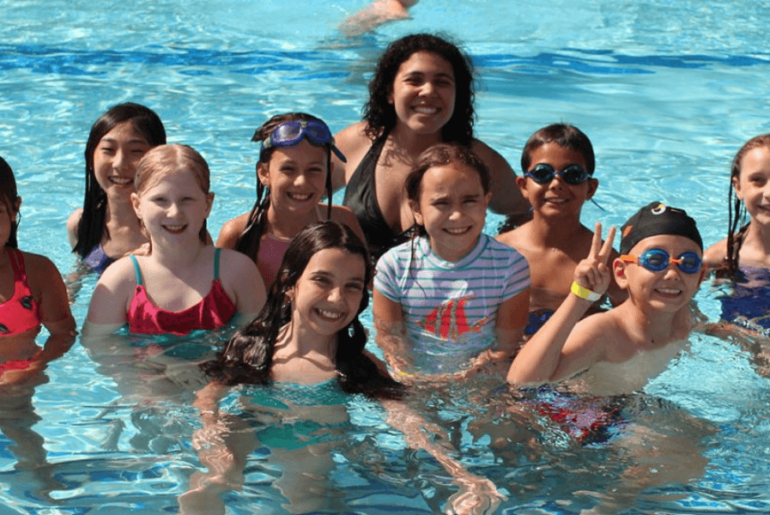 Niños divirtiéndose en el campamento de verano - campamentos de verano