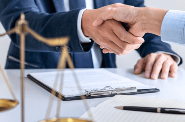 Abogados dandose la mano - Abogados gratis en EE. UU.